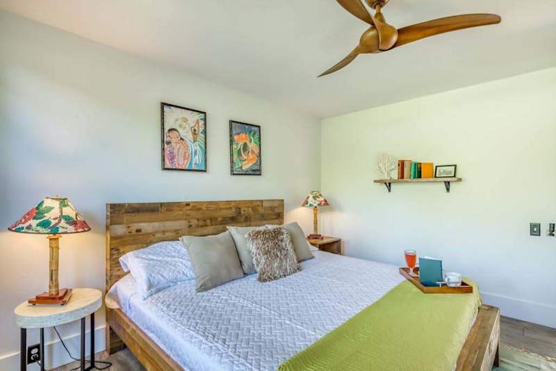 King bedroom with tropical décor