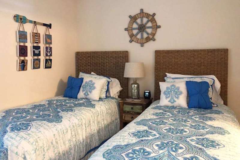 Cozy Twin Bedroom For Family Stays