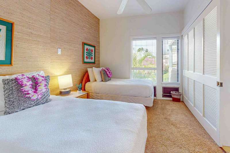 Second bedroom with two twin beds for flexible sleeping