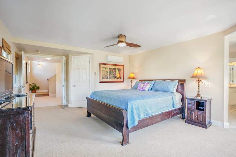 Main floor spacious master bedroom with king bed, en suite, flat screen tv and private lanai access.