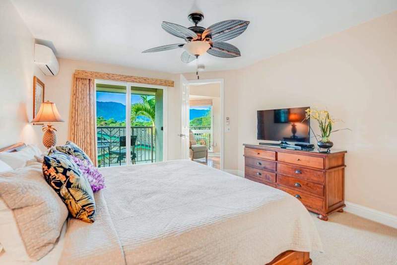 Second master suite located upstairs with king bed, ceiling fan, flat screen tv and an ensuite bathroom.