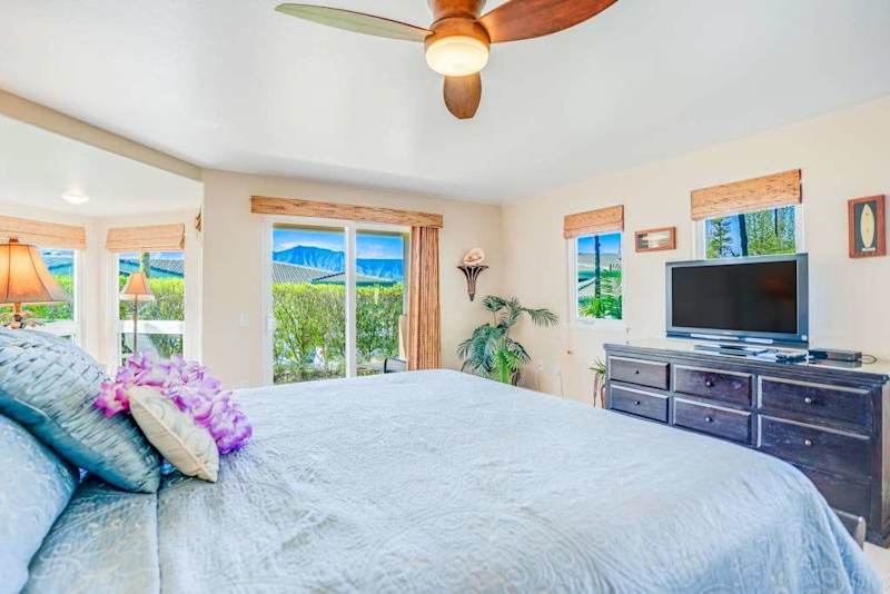 Main floor spacious master bedroom with king bed, en suite, flat screen tv and private lanai access.