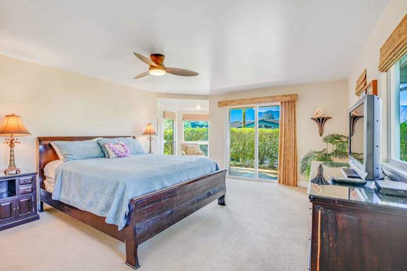 Main floor spacious master bedroom with king bed, en suite, flat screen tv and private lanai access.