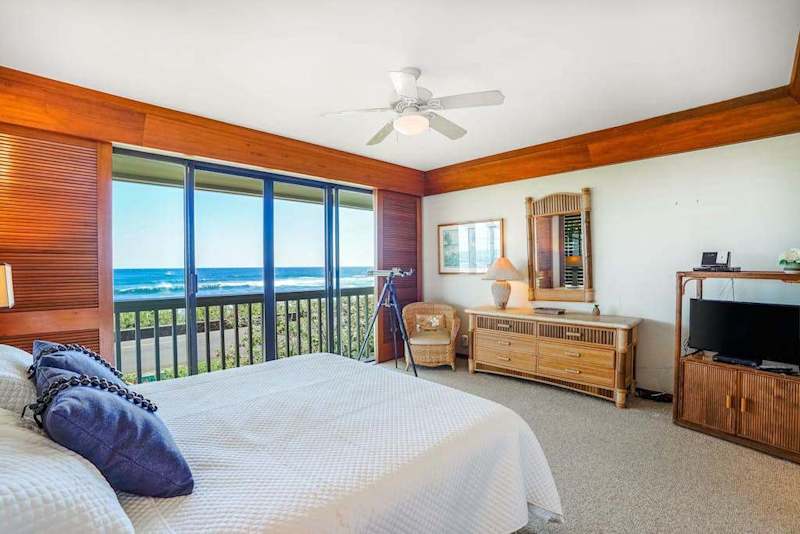 Second bedroom with one king bed for flexible sleeping