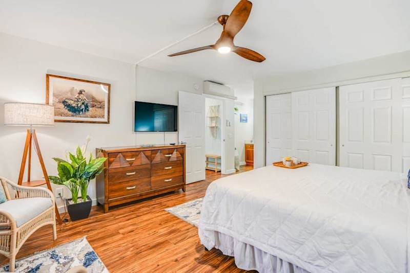 Inviting Bedroom With Warm Island Style