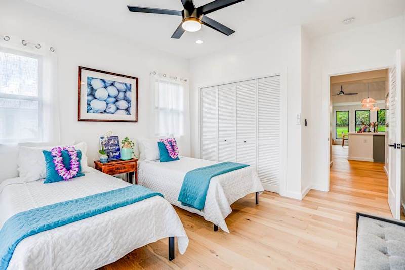 Comfortable guest room with twin beds