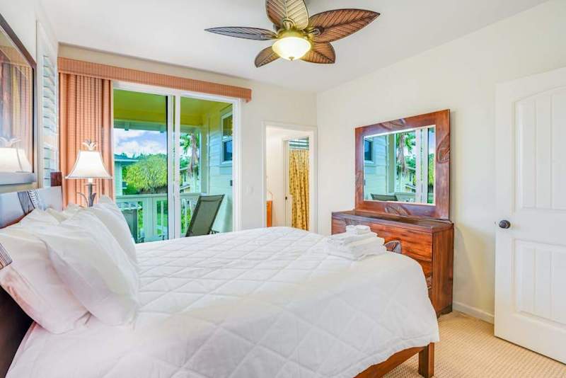 Guest room with queen bed and access to your laniai.