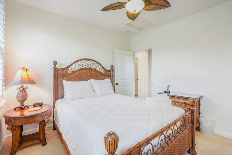 Guest bedroom with queen bed