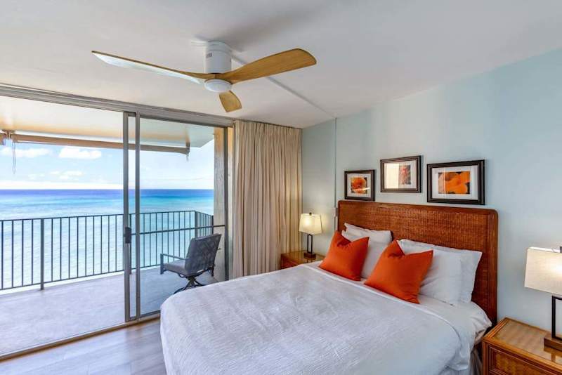 Relax in this master bedroom in your queen bed with the doors to your private lanai open so that you can experience the ocean breeze.