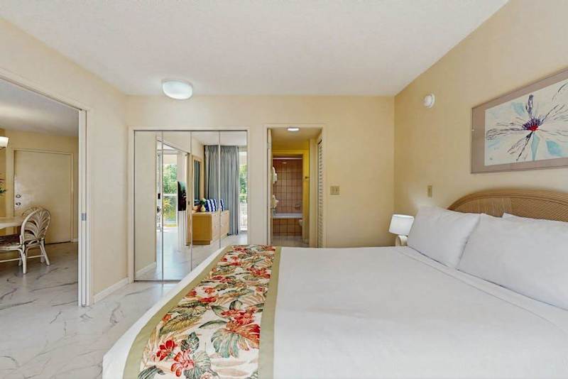 Comfortable bedroom with a relaxed island atmosphere
