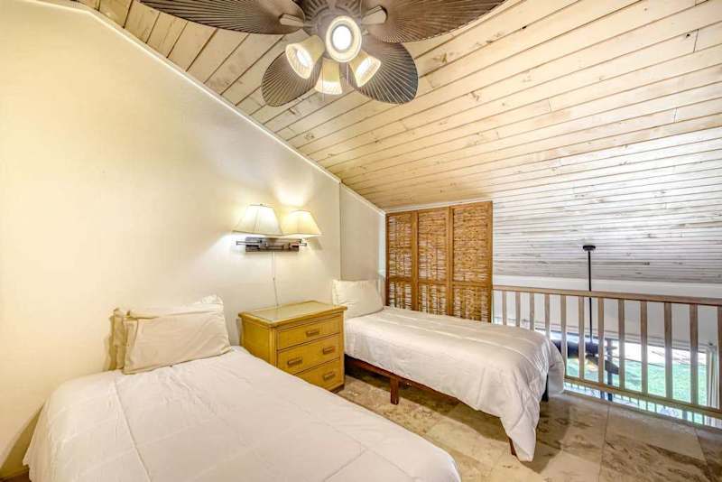 Cozy Twin Bedroom For Family Stays