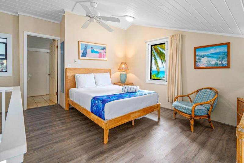 Bright Loft With Island Charm