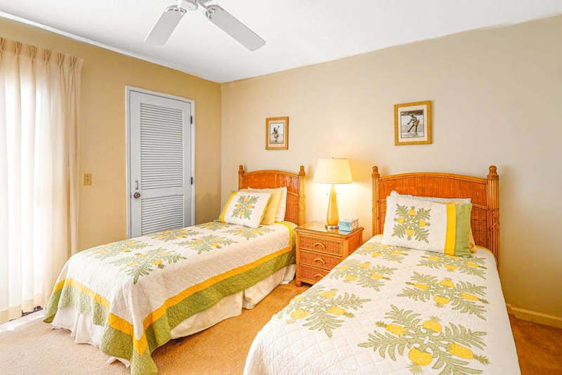Cheerful Twin Bedroom For Family Stays