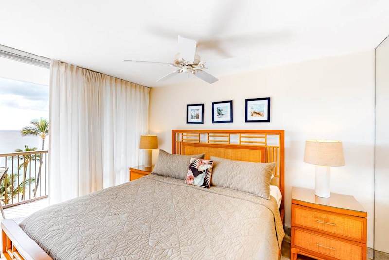 King studio with plenty of natural light