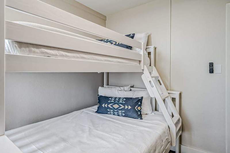Cozy Bunk Bedroom For Extra Guests
