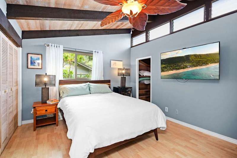 Second bedroom with island style furnishings