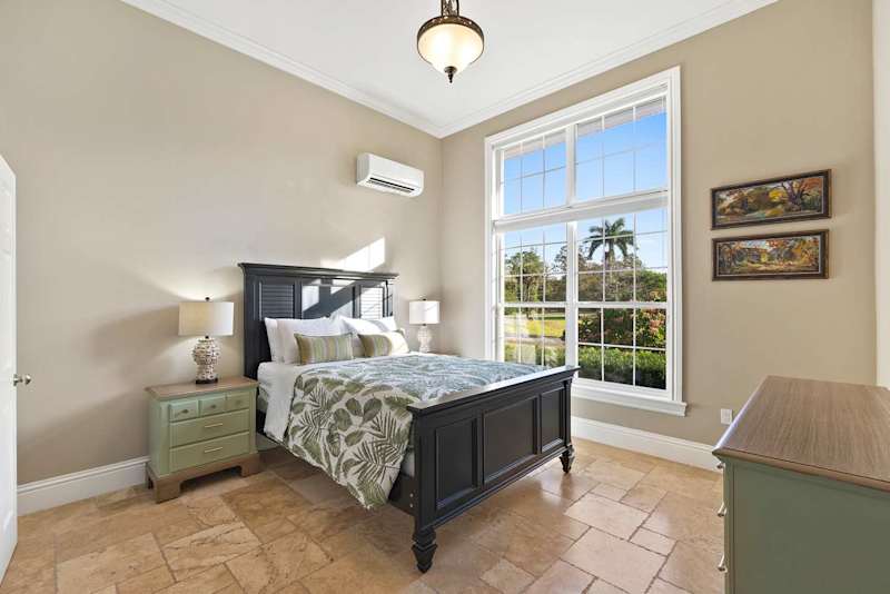 Suite 07 bedroom with queen bed