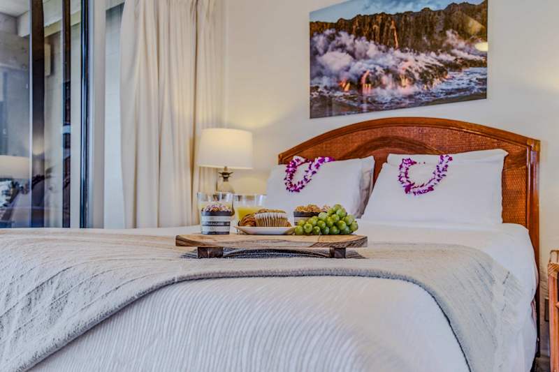 Inviting bed setup with premium linens, a decorative throw, and stylish wall art. 🛏️