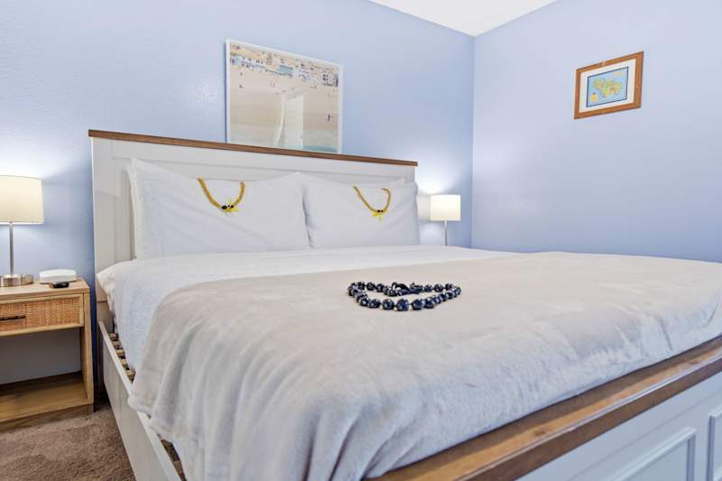 Master Bedroom (3 of 4)