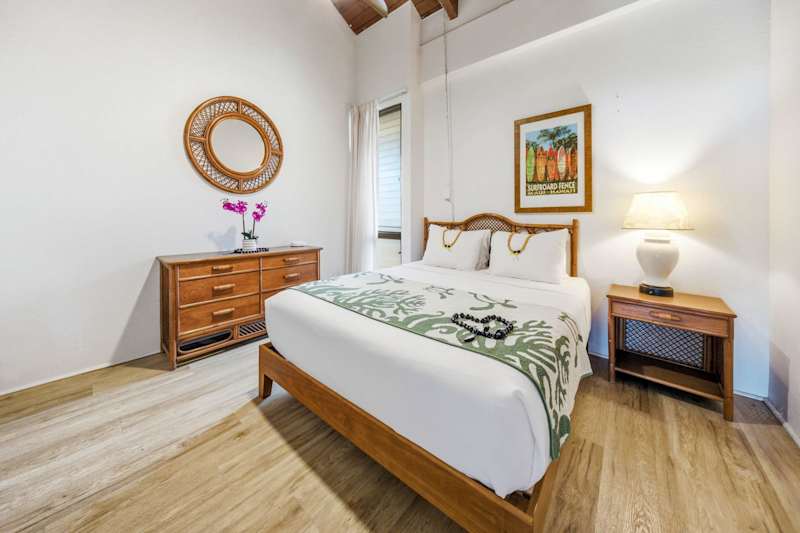 Bedroom with Queen bed (1 of 3)