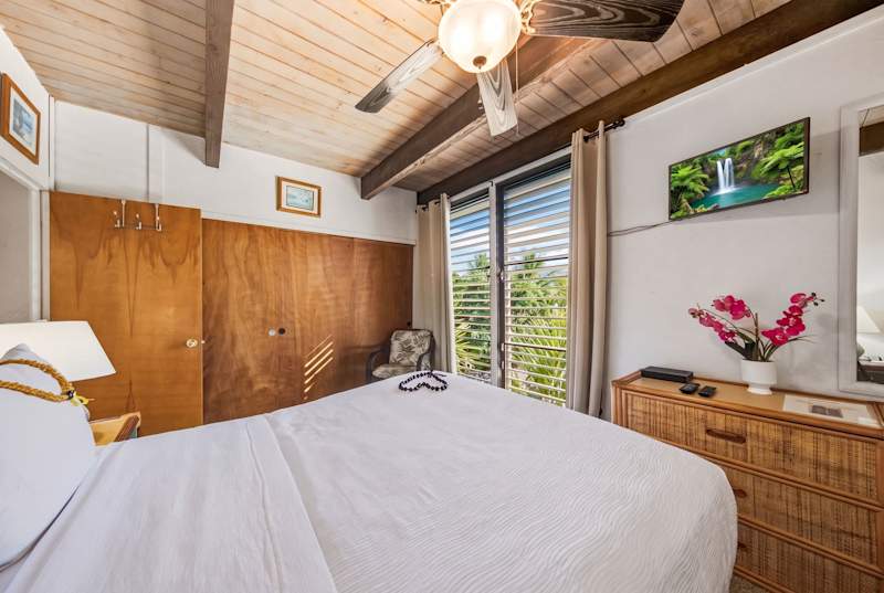Cozy Queen Bedroom  (3 of 3)