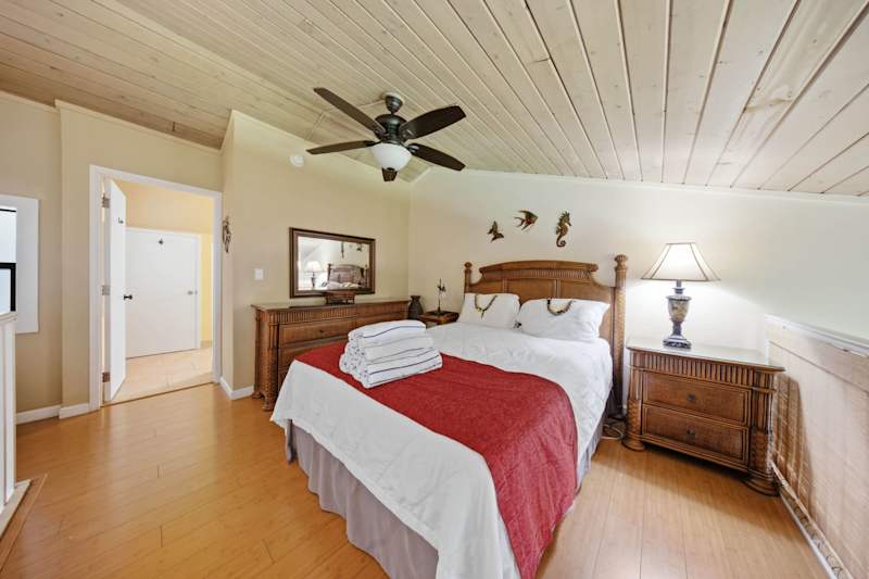 Cozy Queen Bedroom (1 of 3)