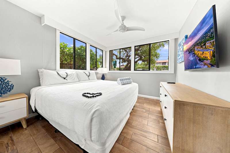 Master King Bedroom (1 of 2)
