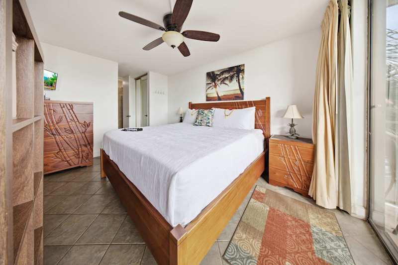 Master Bedroom (3 of 4)