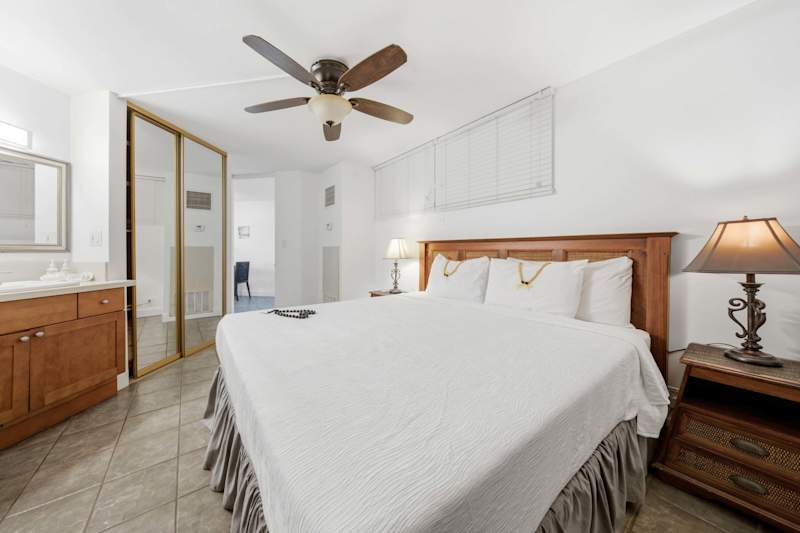 Guest Bedroom (1 of 4)