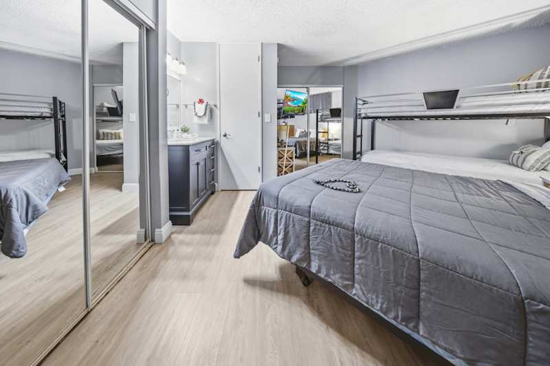 Cozy Guest Bedroom (1 of 4)