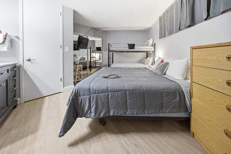Cozy Guest Bedroom (4 of 4)