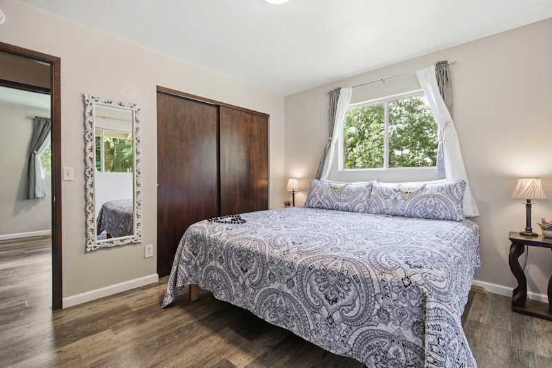 Master Bedroom (1 of 3)