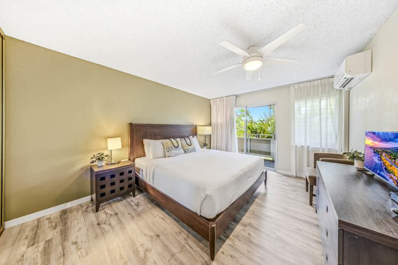 King Suite Bedroom (2 of 2)