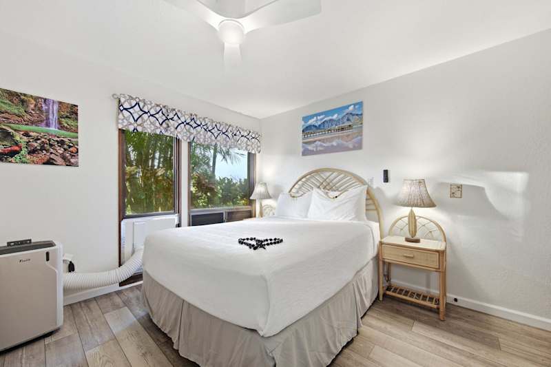 Modern Queen Bedroom (1 of 2)