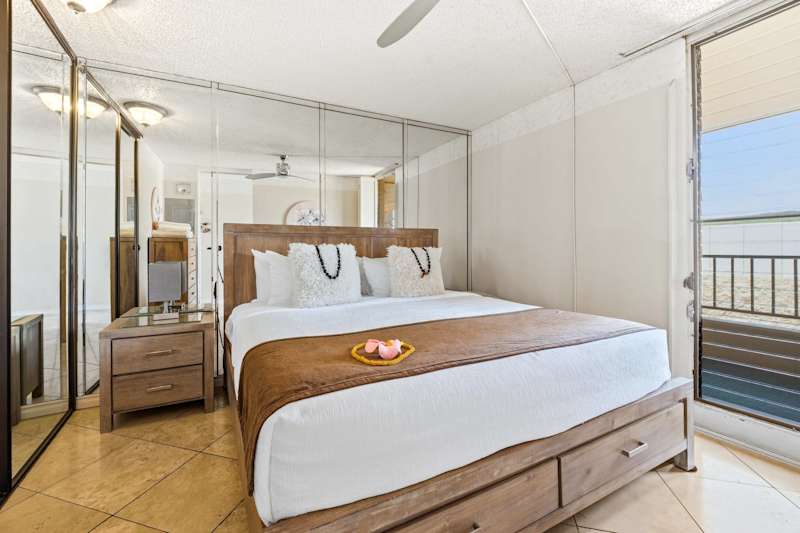 King Suite Bedroom (2 of 2)