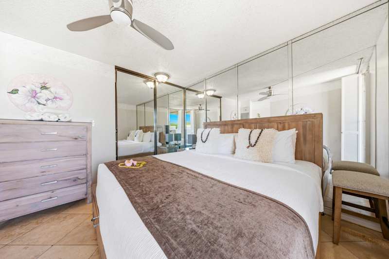King Suite Bedroom (1 of 2)