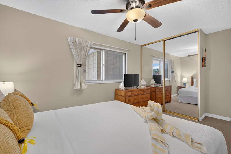 King Suite Bedroom (2 of 5)
