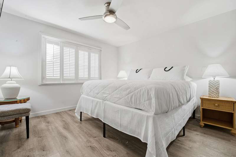 King Suite Bedroom (1 of 2)