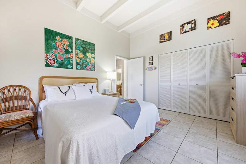 Guest Bedroom (1 of 3)