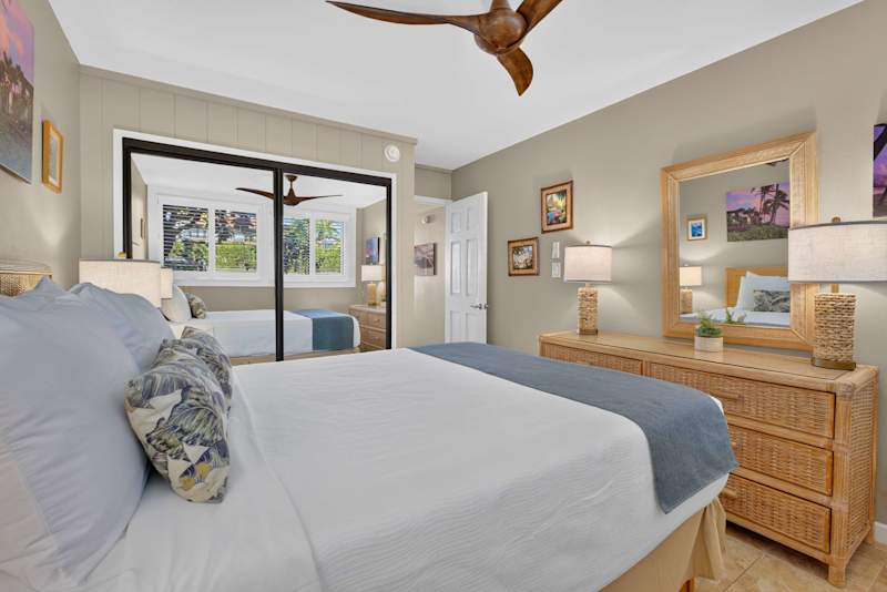 Queen Bedroom (6 of 6)