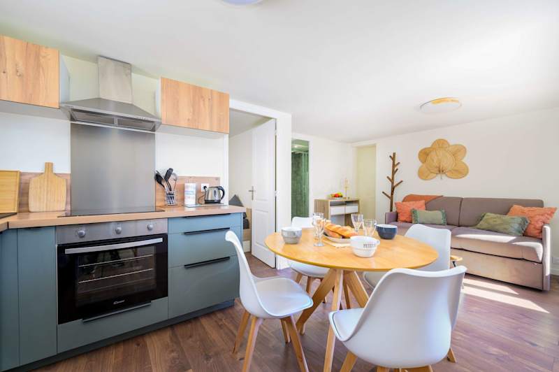 LX235 Lumineux T2 au cœur du village provençal, 4P : Villeneuve-Loubet