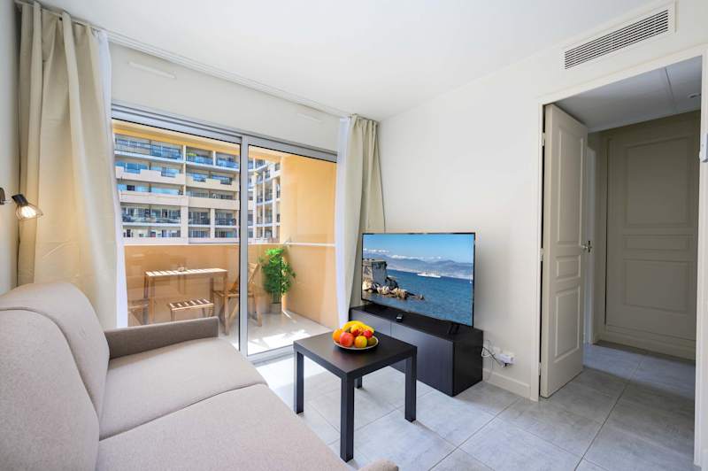 CB359 lumineux balcon , Piscine & Plage, clim : Cannes