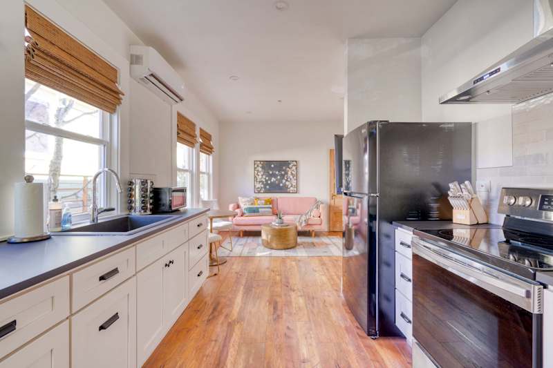 Pomeroy 2313 — Bright 1BR on NW 23rd