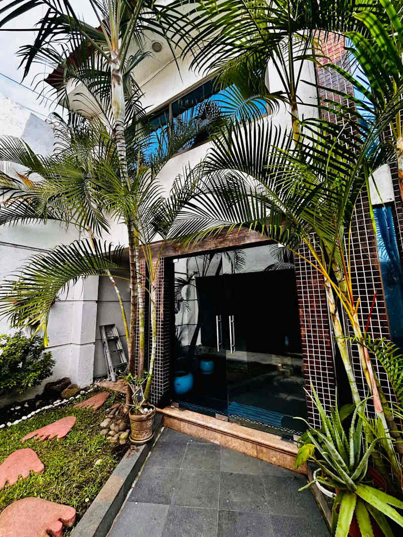 La Casa cuenta con espacio de área verde al frente 