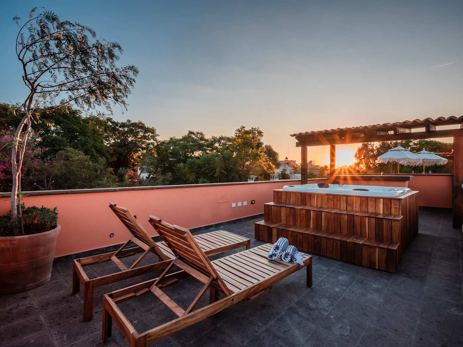 Shared jacuzzi hot tub and rooftop terrace