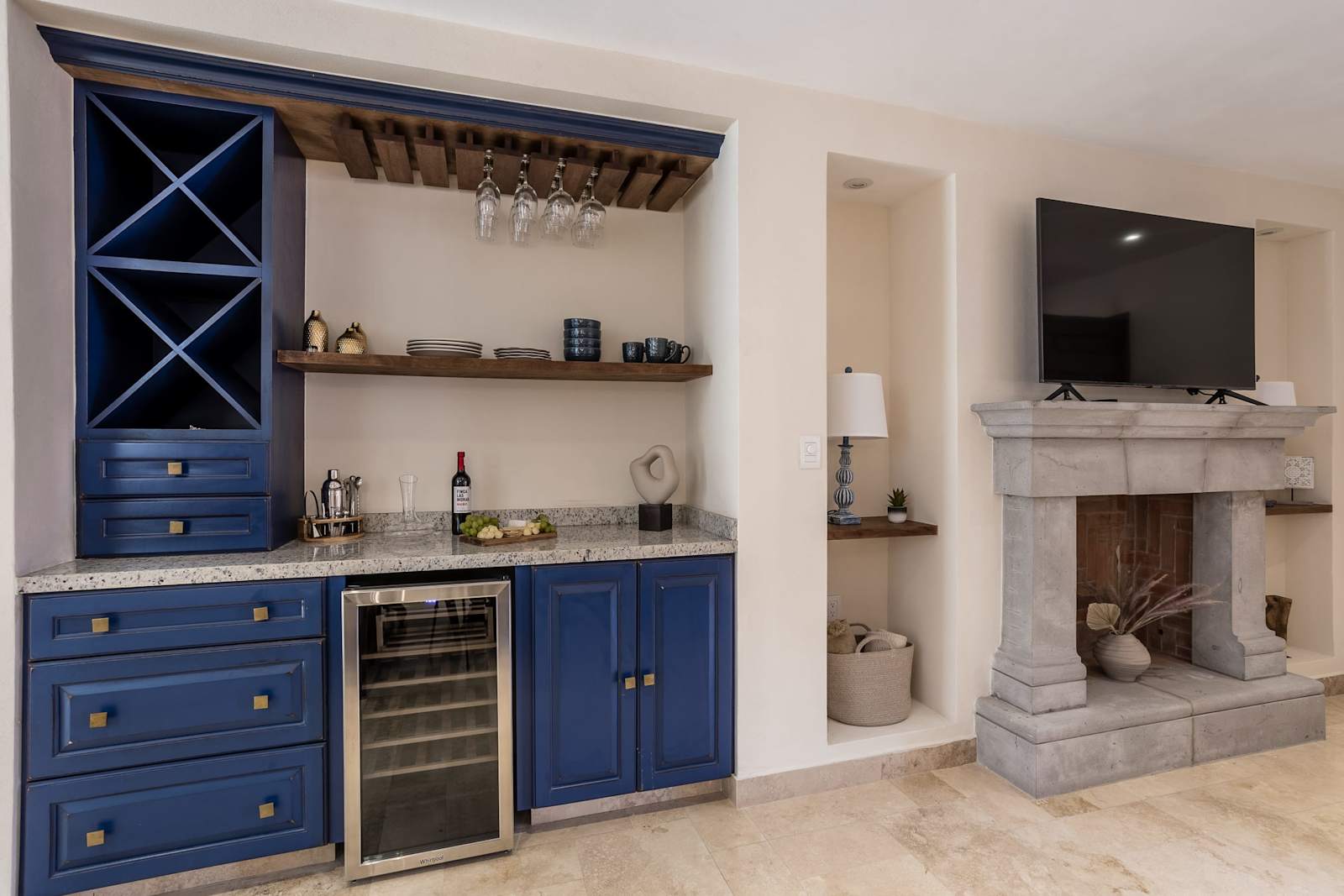 Living room with bar and TV