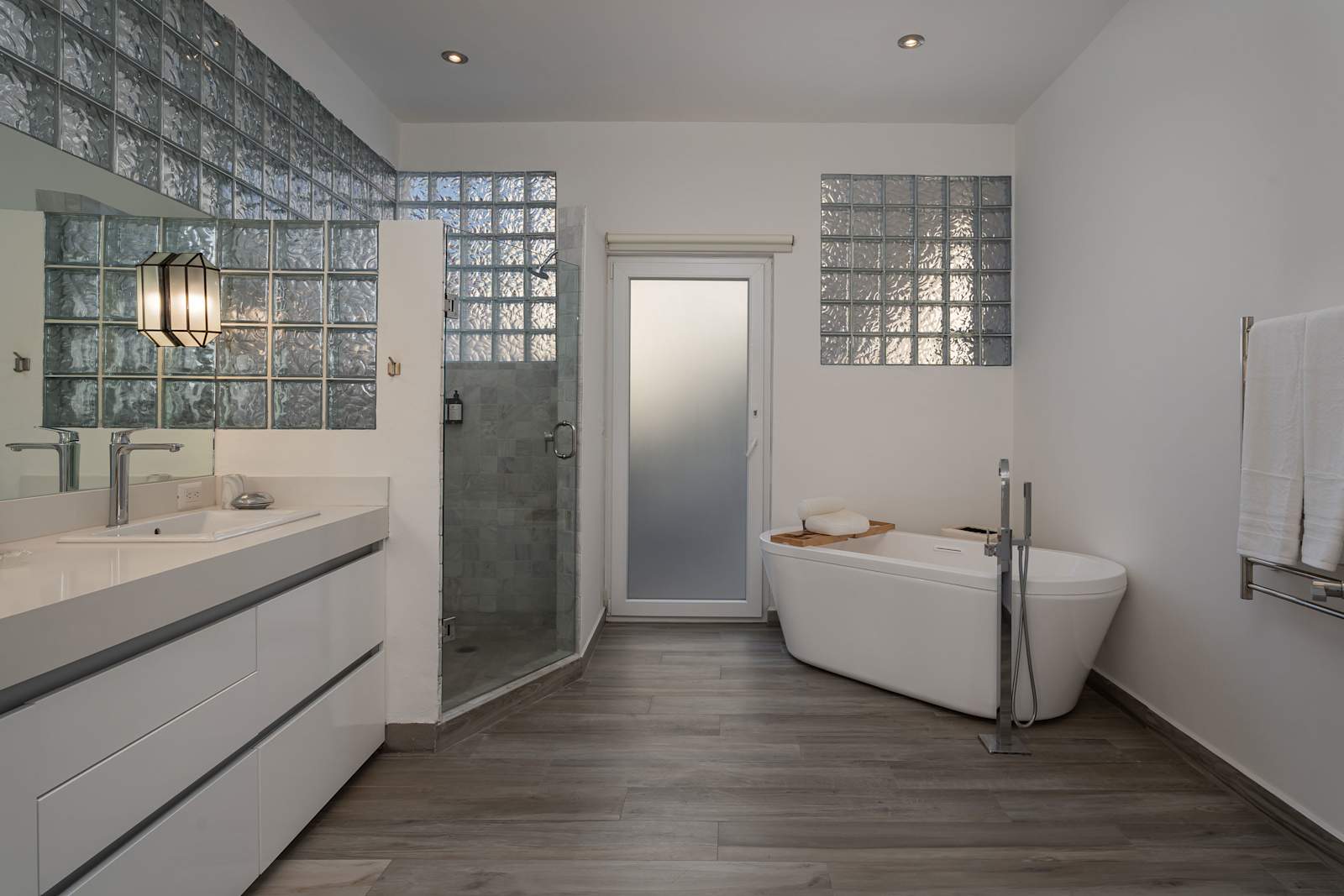 Casa Blanca, 2BR Modern Home with Rooftop Views photo 3
