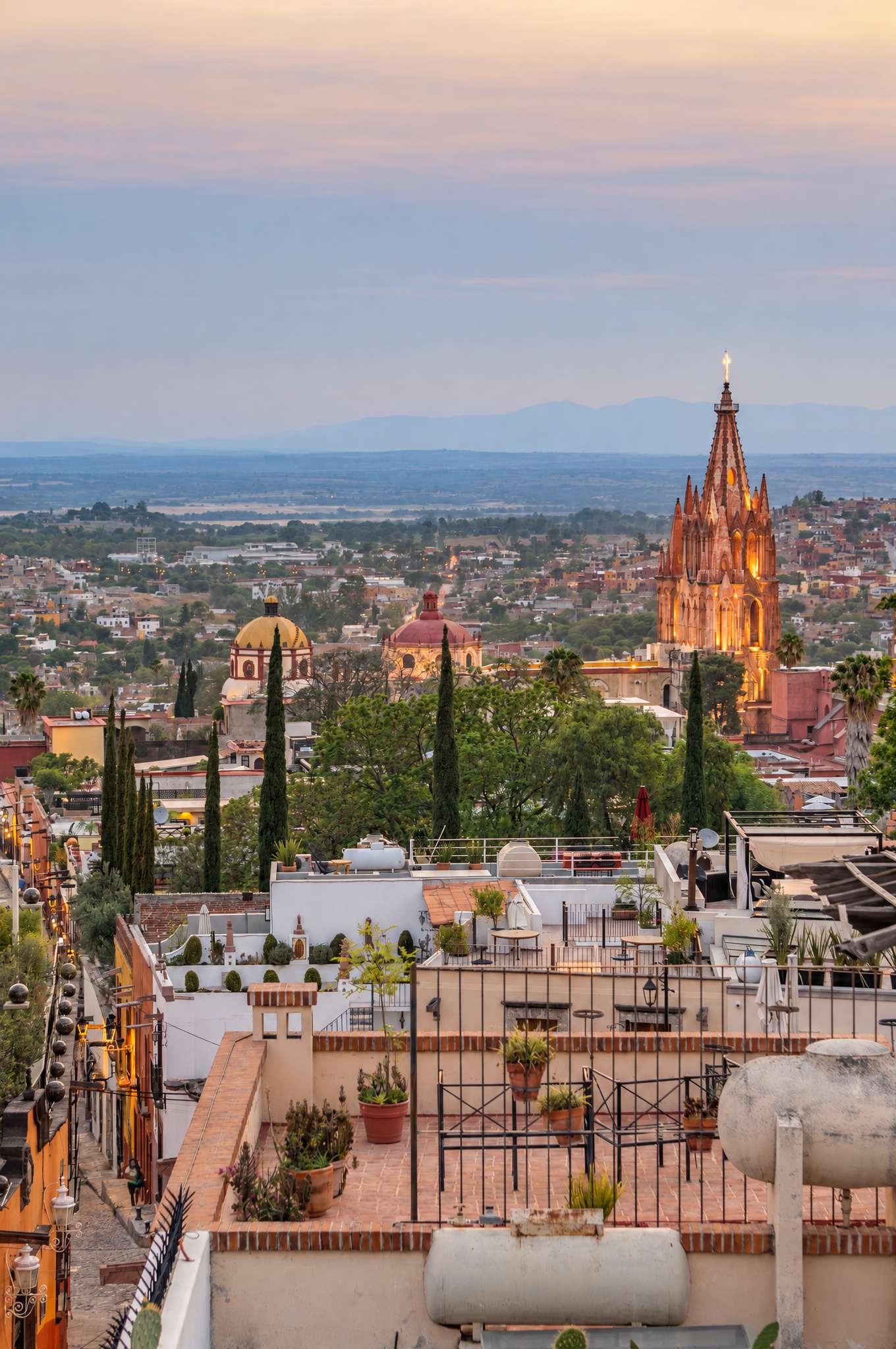 Azotea con macetas y vista panorámica de la Parroquia al atardecer