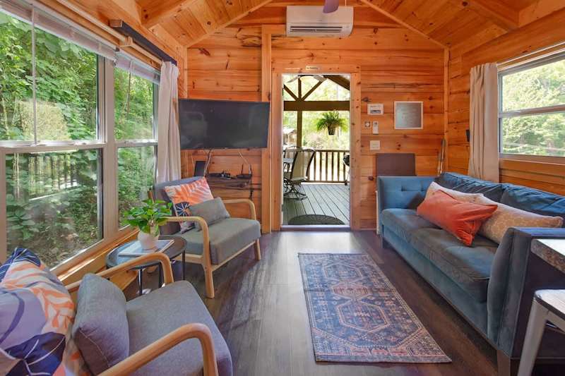 Elise Cabin photo 4