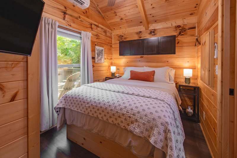 Main bedroom with queen bed.